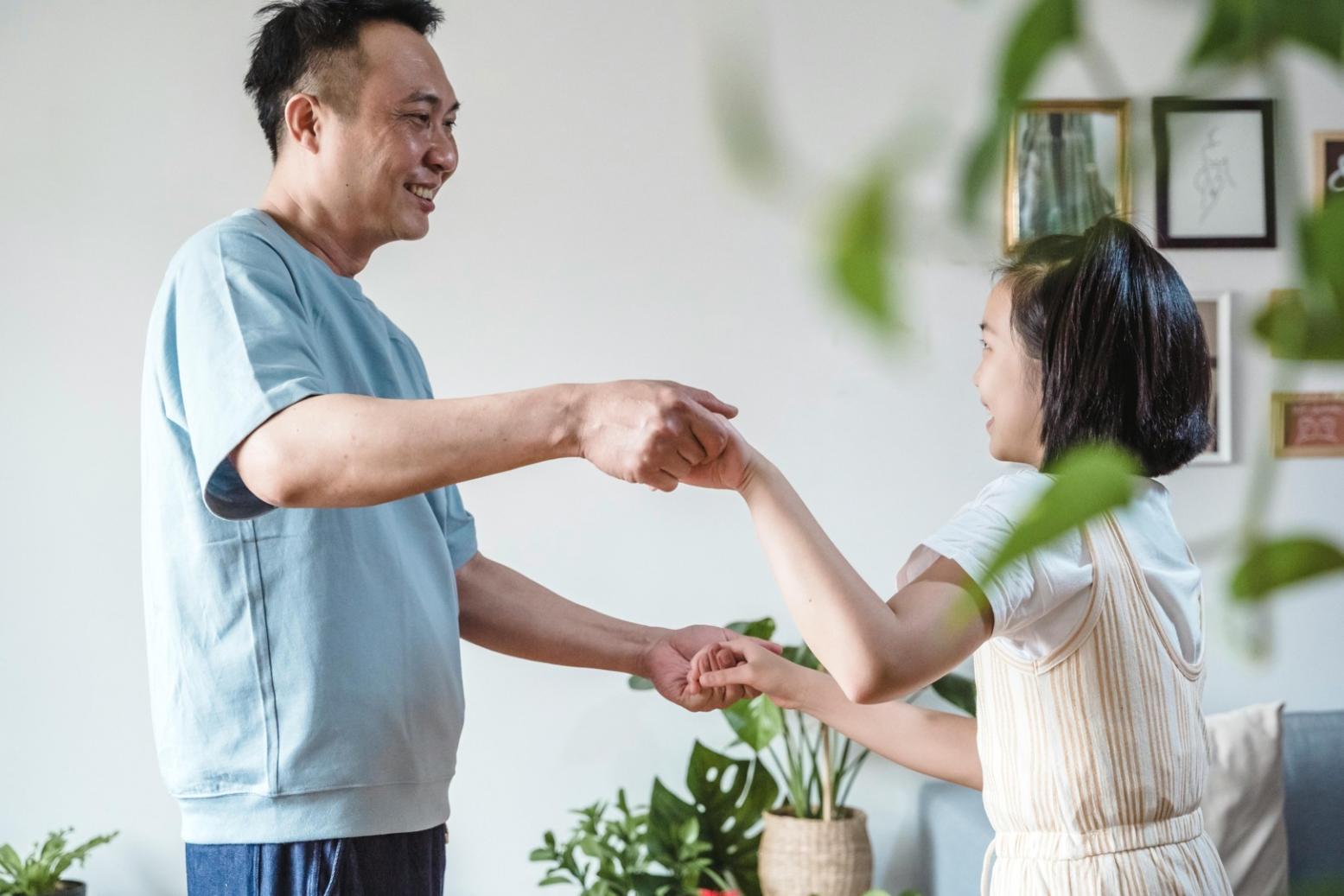 Pareja practicando danza de salón en estudio profesional